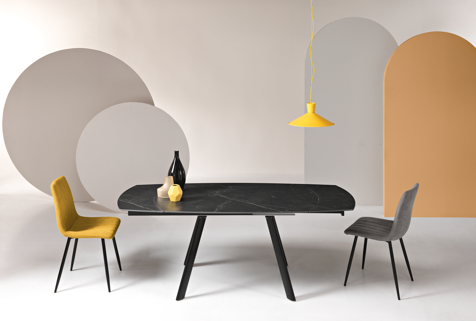 Tavolo allungabile con piano color marmo nero